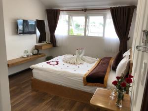 Postel nebo postele na pokoji v ubytování Phuong Anh Hotel