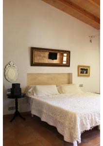 セス・サリネスにあるHort des Trencのベッドルーム1室(ベッド1台、壁掛け鏡付)