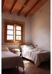 セス・サリネスにあるHort des Trencのベッドルーム1室(ベッド2台、窓付)