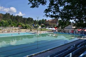 een groot zwembad met mensen in het water bij Apartment 17 in Velingrad