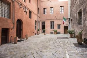 西恩納的住宿－La Terrazza Sul Campo-Rooms Only，一座空的庭院,在建筑物里挂着旗帜