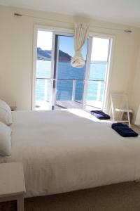 Foto da galeria de Kraalbaai Lifestyle House Boats em Langebaan