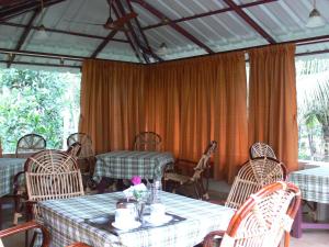 A restaurant or other place to eat at Ganesh Ayurveda Holiday Home bed and breakfast