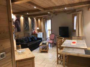 TV a/nebo společenská místnost v ubytování Chalet Barmaz