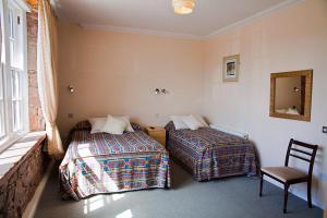 Una cama o camas en una habitación de Ecclefechan Hotel