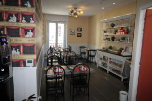 - une salle à manger avec une table et des chaises dans l'établissement Régina Boutique Hotel, à Avignon