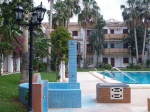 デニアにあるRicky´s village El Patioの建物前の青い噴水