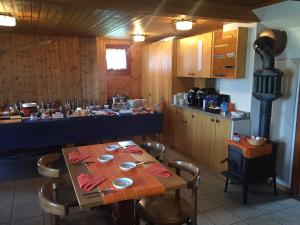 Kuchyň nebo kuchyňský kout v ubytování Gruppenhaus im Walliser Alpstyle
