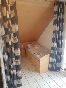 Kleines Zimmer mit einem Bett im Dachgeschoss in der Unterkunft Ferienwohnung Hilker in Hessisch Oldendorf