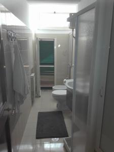 La rosa sul lago في ترفيجنانو رومانو: حمام مع مرحاض ومغسلة +17 صورة