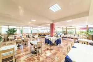 A restaurant or other place to eat at Hotel Tenda Rossa