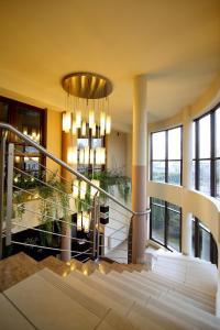 uma escadaria num edifício com um lustre em Amadeus em Lomza