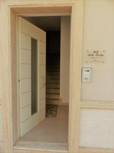 コンヴェルサーノにあるDelle Forcheの階段で廊下に通じるドア