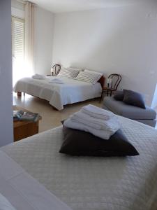 コンヴェルサーノにあるDelle Forcheのベッドルーム1室(ベッド2台、椅子2脚付)