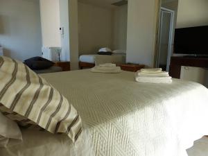 コンヴェルサーノにあるDelle Forcheのベッドルーム1室(白いベッド1台、タオル付)