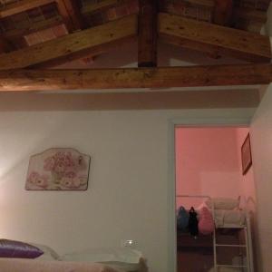 Camera con letto e soffitto in legno. di Masseria Spadone a Civitella Casanova