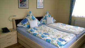 1 dormitorio con 2 camas con sábanas azules y blancas en Ferienwohnung Haus Kotthoff, en Cochem