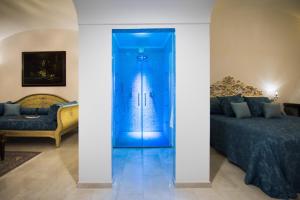 a room with a blue door and a couch at Hotel Villa Gabrisa in Positano