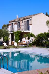 Villa con piscina frente a una casa en Baglio Sant'Andrea, en Valderice