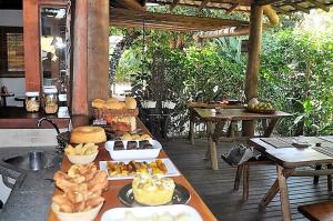 una mesa con comida en la parte superior de un patio en Villa Cayana, en Barra Grande