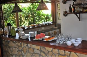 una mesa con comida y copas de vino. en Villa Cayana, en Barra Grande