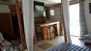 1 dormitorio con 1 cama y cocina con escritorio en Sapir Apartment, en Sappir