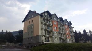duży budynek apartamentowy na szczycie wzgórza w obiekcie Apartament Widokowy w mieście Ustrzyki Dolne
