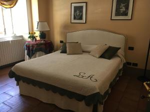 1 dormitorio con 1 cama en una habitación con ventana en Il Nido Di Tosca, en Lucca