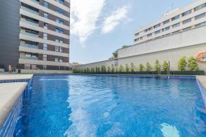 una gran piscina frente a un edificio en La Serna Premium Center, en Málaga