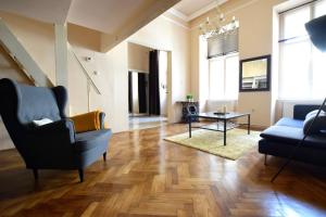 ブダペストにあるBudget Apartment by Hi5 - Október 6 Str 4のリビングルーム(椅子2脚、テーブル付)