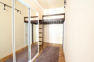 Ein Etagenbett oder Etagenbetten in einem Zimmer der Unterkunft Budget Apartment by Hi5 - Október 6 Str 4