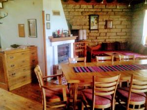 uma sala de jantar com uma mesa de madeira e cadeiras em Zhivka House em Glavatartsi