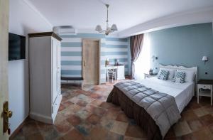a bedroom with a bed and a desk in a room at Anima Antiqua Relais & Spa in Gioia Sannitica