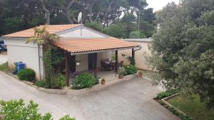 Cette chambre offre une vue sur le plafond d'une maison dotée d'une terrasse. dans l'établissement Apartment Ecio, à Banjole