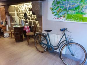 LassayにあるL'Orchidéeのテーブル付きの部屋に青い自転車を駐車