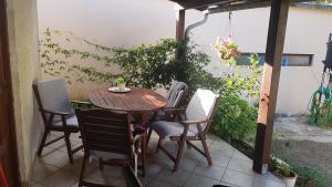 une table et des chaises assises sur une terrasse dans l'établissement Apartment Ecio, à Banjole