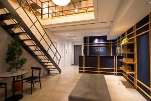 - un hall avec un escalier, une table et des chaises dans l'établissement Imano Tokyo Ginza Hostel, à Tokyo