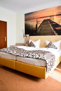 Bett in einem Zimmer mit Wandgemälde in der Unterkunft Hotel zur Insel in Werder