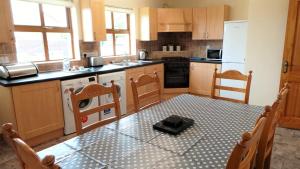 kuchnia ze stołem i talerzem na nim w obiekcie Saint Patrick's Cottages (Downpatrick) w mieście Downpatrick