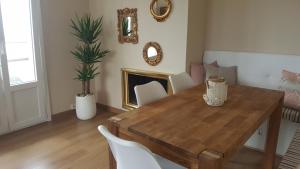 een eetkamer met een houten tafel en stoelen bij Apartament Marina Port Cambrils in Cambrils