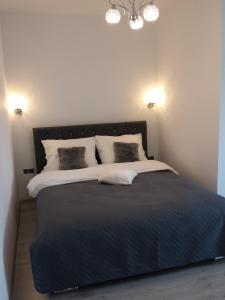 ムロンゴヴォにあるApartament MaNaTurのベッドルーム1室(大型ベッド1台、枕2つ付)