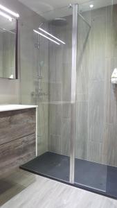 een douche met een glazen deur in een badkamer bij Apartament Marina Port Cambrils in Cambrils +28 foto's