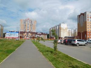 イジェフスクにあるАпартСтандарт Столичныйの駐車場車を停めた街道
