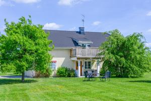 ein Haus mit einem Tisch und Stühlen im Hof in der Unterkunft Svedängs Rum & Frukost in Strängnäs