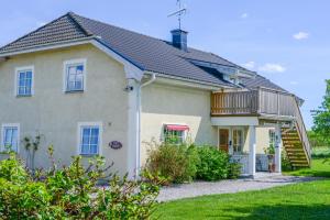 斯特兰奈斯斯韦当斯朗姆与弗卢科斯特酒店的侧面有露台的房子