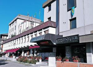 un edificio de hotel con un cartel en la parte delantera en Hotel Casagrande, en Feltre