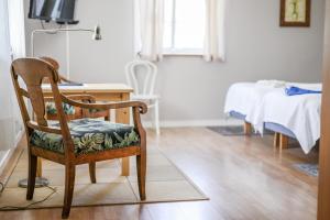 une chaise assise devant un bureau dans une chambre dans l'établissement Svedängs Rum & Frukost, à Strängnäs