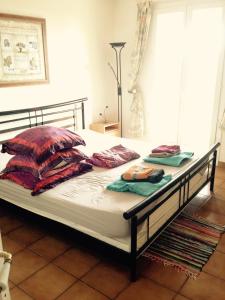 a bed with two towels on top of it at Villa Ecluses Mediterranee in Portiragnes