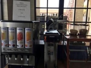 automat do picia siedzący obok lady w sklepie w obiekcie Castaic Inn Six Flags Valencia w mieście Castaic