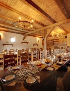 uma sala de jantar com uma mesa longa e cadeiras em Apartments Ivica i Marica em Karanac